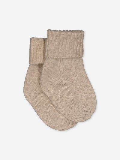 Chaussettes bébé beige tricotées en cachemire régénéré